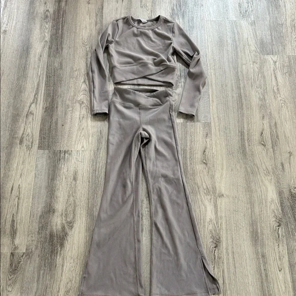 Girls tan sports outfit - Picture 1 of 5